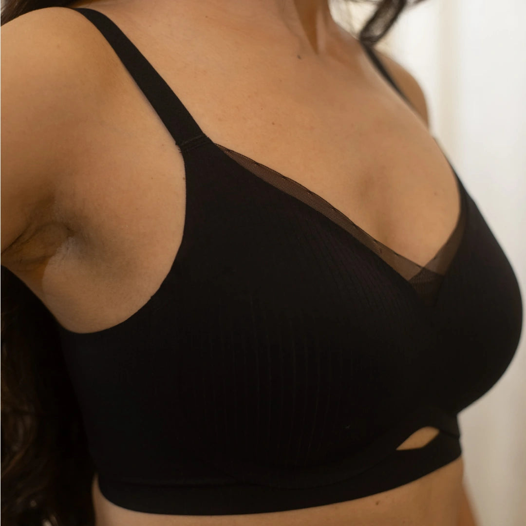 Nazakat_Seamless_Bra_In_Black_Right
